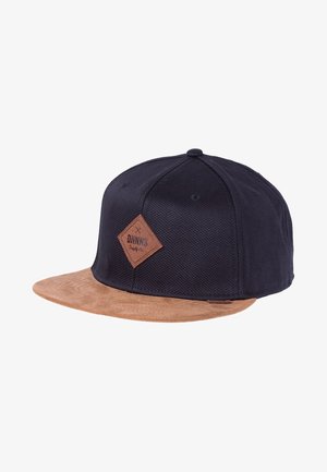 Czarna czapka typu snapback z brązowym, płaskim daszkiem wykonanym z zamszu oraz brązową, diamentową naszywką z przodu z napisem "DJINNS".