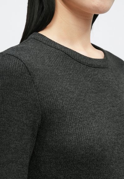 Sweatshirt cinzento escuro com gola redonda, tecido texturizado e mangas ajustadas, mostrando a área dos ombros e pescoço.