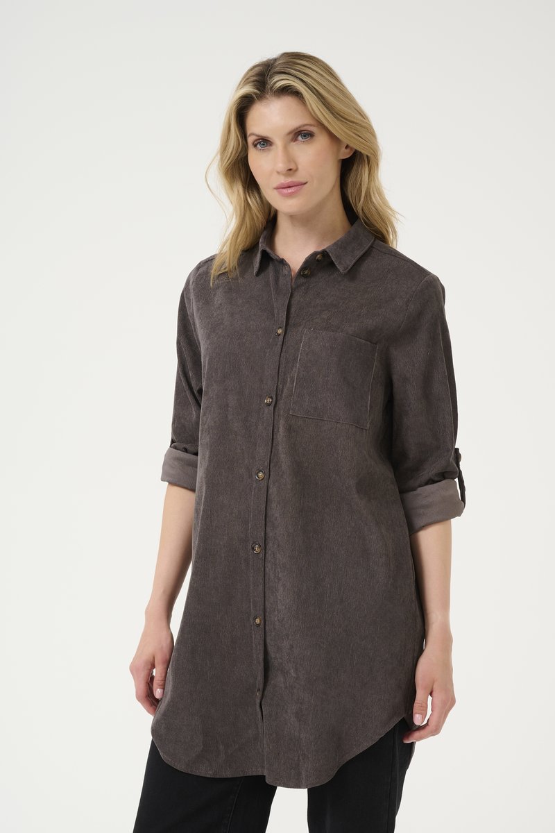 Chemise marron à boutons avec manches retroussées, une poche poitrine et un ourlet incurvé. Tissu texturé avec un motif subtil.