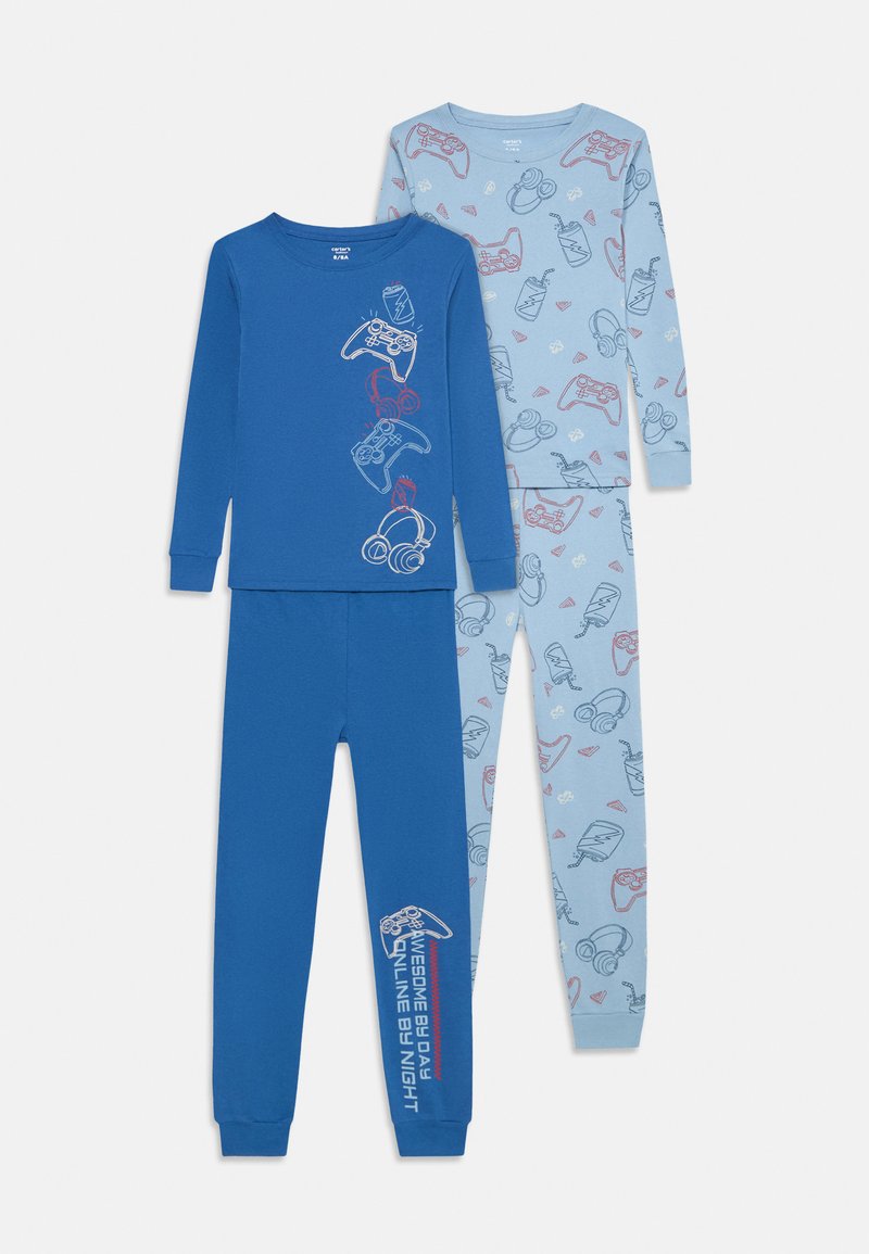 Zweiteiliges Kinderpyjama: eines in Blau mit Gaming-Grafiken und Text, das andere in Hellblau mit verspielten Mustern von Gaming-Zubehör und Snacks.