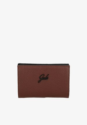 Portafoglio in pelle marrone con superficie texture, caratterizzato da un logo nero sulla parte anteriore. Forma rettangolare compatta con design a pieghe.