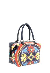 Borsa colorata con motivo floreale, rossa e blu navy, realizzata in tessuto stampato con dettagli in pelle, manici doppi e chiusura con zip.