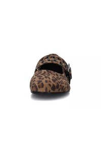Scarpa piatta con stampa leopardata e una morbida texture in camoscio, caratterizzata da due aperture arrotondate e una fascetta sicura con hardware metallico.