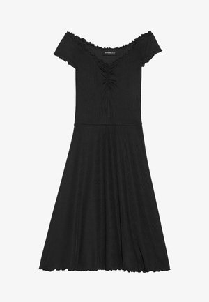 Svart off-shoulder kjole laget av ribbet stoff, med et tettsittende liv, utskjært skjørt og bølgete detaljer ved halsen.