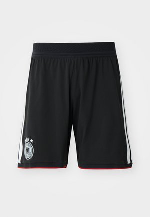 Shorts de sport negre cu un elastic texturat la talie, având dungi laterale albe și un emblem cu un stema și trei stele. Accente roșii la tiv.