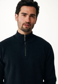 Mörkblå zip-neck tröja i mjukt tyg med ribbad krage och diskret logodetalj på bröstet, designad för komfort och värme.