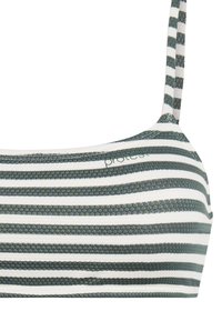 Gestreepte bikinitop in groen en wit. Beschikt over smalle schouderbandjes en een zachte textuur met een bedrukt logo aan de voorkant.