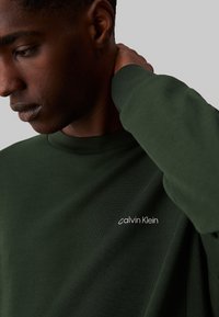Calvin Klein MICRO LOGO REPREVE - Felpa - midnight
