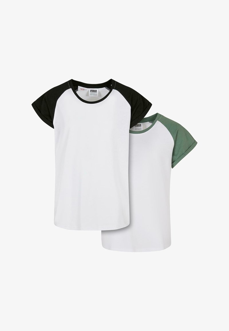 Två t-shirts med kort ärm: en med svarta ärmar och kant, den andra grön. Båda har en vit kropp och rund nacke.