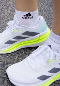 adidas Performance ADISTAR 3 - Chaussures de running sur route - footwear white/core black/pulse lime