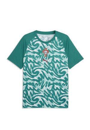 Maillot de sport vert et blanc à manches courtes avec motifs abstraits en forme de vagues, écusson de football du Portugal et logo Puma sur la poitrine.