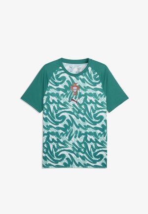 Groen-wit sportshirt met korte mouwen, abstracte golfpatronen, het voetbalembleem van Portugal en het Puma-logo op de borst.