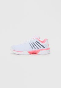 Sportsko sneakers med en hvit mesh-overdel, svarte striper og rosa detaljer. Har en polstret såle og en fremtredende hældesign for støtte.
