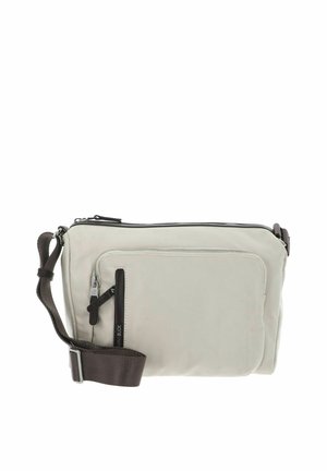 Sac bandoulière gris clair à texture lisse, doté d'une poche avant zippée, d'une sangle réglable marron foncé et d'une fermeture zippée sur le dessus.