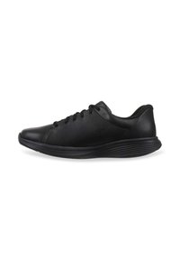 Scarpa sportiva in pelle nera con una texture liscia, punta tondeggiante, lacci piatti e una suola imbottita caratterizzata da un motivo scanalato.