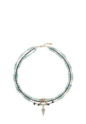 Dreireihige Perlenkette mit hellblauen und schwarzen Perlen, goldenen Akzenten und einem zentralen goldenen Pfeilspitzen-Anhänger.