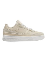 Baskets basses beige avec semelle blanche, lacets, panneaux en daim et cuir, et motifs embossés sur la semelle intermédiaire et le talon.
