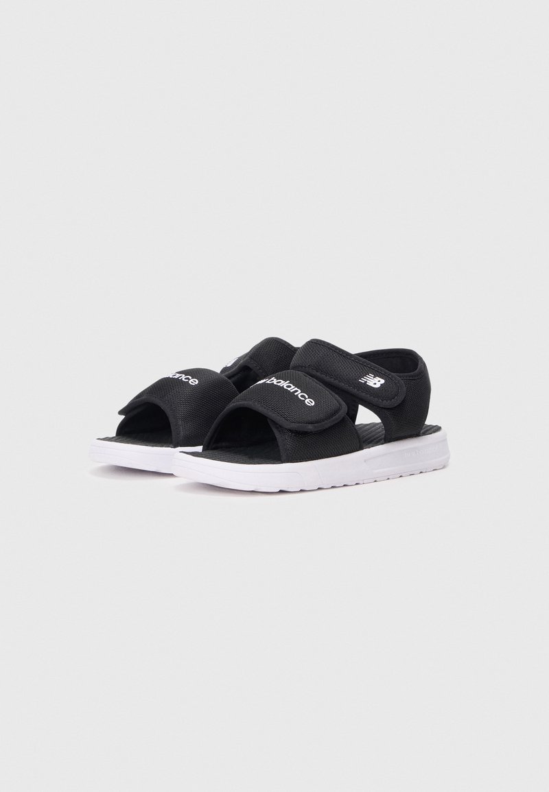 Zwarte sport sandalen met verstelbare banden, een gevoerde voetbed en een witte rubberen zool, met het "New Balance" logo in het wit.