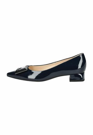 Stivale in vernice blu navy con punta affilata e tacco cubano piccolo. Presenta un dettaglio decorativo in metallo nero sulla parte anteriore.