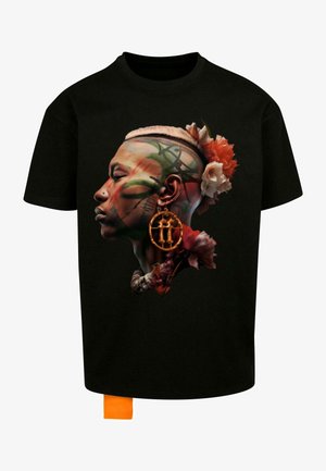 Fekete póló, amelynek grafikája virágmintás akcentusokkal díszített profilképet ábrázol, élénk színekkel és nagy, kör alakú fülbevalókkal. Narancssárga címkét tartalmaz.