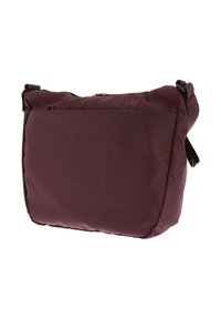 Sac à bandoulière rouge foncé avec une petite texture à pois, fermeture éclair sur le dessus et bandoulière ajustable.