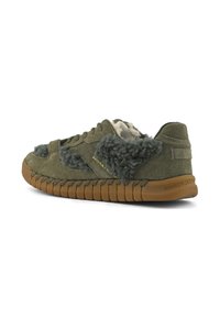 Sneaker in suede verde oliva con dettagli in pelliccia sintetica, lati texturizzati e suola in gomma flessibile. Presenta cuciture tonali e un branding minimale.