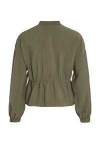Oliwkowa kurtka z marszczonym w pasie, długimi rękawami i wysokim kołnierzem. Wykonana z lekkiego materiału o lekko pomarszczonej strukturze.