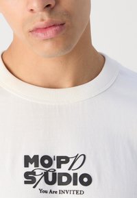 Marc O'Polo DENIM GRAPHIC OVERZIDED FIT - Apdrukāts T-krekls - offwhite