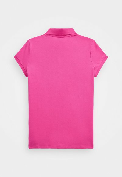 Polo rose avec une couleur unie, manches courtes et un col classique. Fabriqué à partir d'un tissu lisse et texturé, sans motifs visibles.