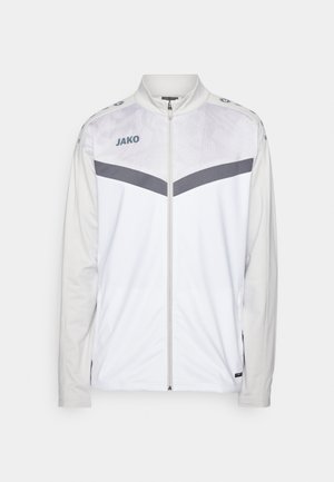 Witte sportjack met een ritssluiting aan de voorkant, grijze accenten en een textuurpatroon op de bovenhelft. Heeft een staande kraag en een logo op de borst.
