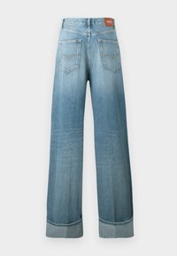 Γαλάζια παντελόνια τζιν με φαρδιά μπατζάκια και ελαφρώς ξεθωριασμένη υφή, με ψηλή μέση, δύο πίσω τσέπες και διπλωμένα τελειώματα.