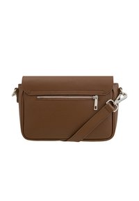 Borsa a tracolla in pelle marrone con pattina e tasca anteriore con zip. Presenta una texture liscia e una tracolla regolabile.