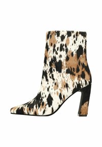 Bottines à bout pointu en fausse fourrure noire, marron et blanche à motifs. Talon épais et accent noir lisse à la base.