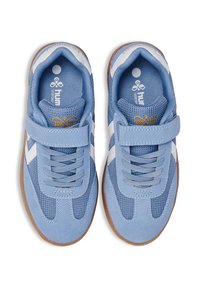 Blaue Wildleder- und Mesh-Sneaker mit weißen Akzenten, ausgestattet mit einer Schnürung und einem Klettverschluss, sowie einer braunen Gummisohle.