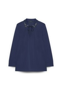 Blusa a maniche lunghe blu navy con collo con borchie metalliche, chiusura a cravatta al collo e polsini delle maniche plissettati.