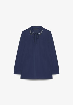 Blusa a maniche lunghe blu navy con collo con borchie metalliche, chiusura a cravatta al collo e polsini delle maniche plissettati.