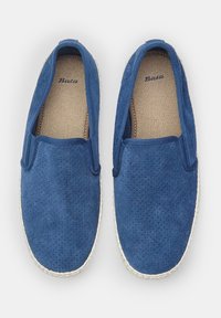 Blaue Wildlederschlupfschuhe mit durchlöchertem Obermaterial, beigem Innenfutter und gewebter Jutesohle. Runde Zehenform und elastische Seitenpaneele.