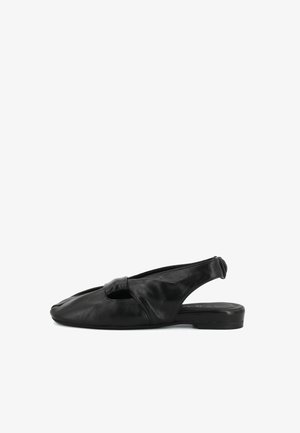 Scarpa slingback piatta in pelle nera con un dettaglio a nodo arricciato sulla tomaia e un tacco basso.