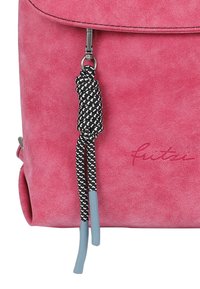 Zaino rosa in ecopelle con chiusura a pattina, caratterizzato da una tracolla intrecciata in bianco e nero e dettagli blu. Include un logo stampato.