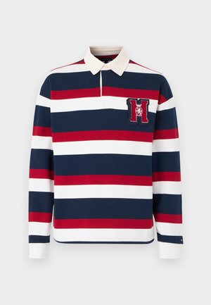 Rugbyshirt mit langen Ärmeln, horizontalen Streifen in Rot, Marineblau und Weiß sowie einem weißen Kragen, mit einem roten und marineblauen Abzeichen mit einem Emblem.