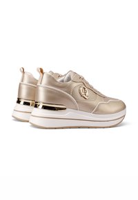 Sneaker metallici dorati con una superficie liscia, design con lacci, lati perforati e un accento metallico sulla suola. Suola in gomma bianca.