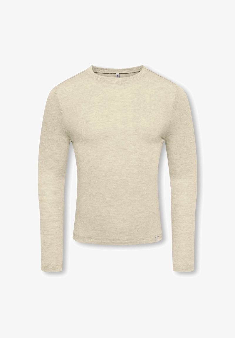 Chemise beige cintrée à manches longues et col rond, avec une texture subtile et une petite étiquette en tissu près de l'ourlet inférieur sur fond blanc.