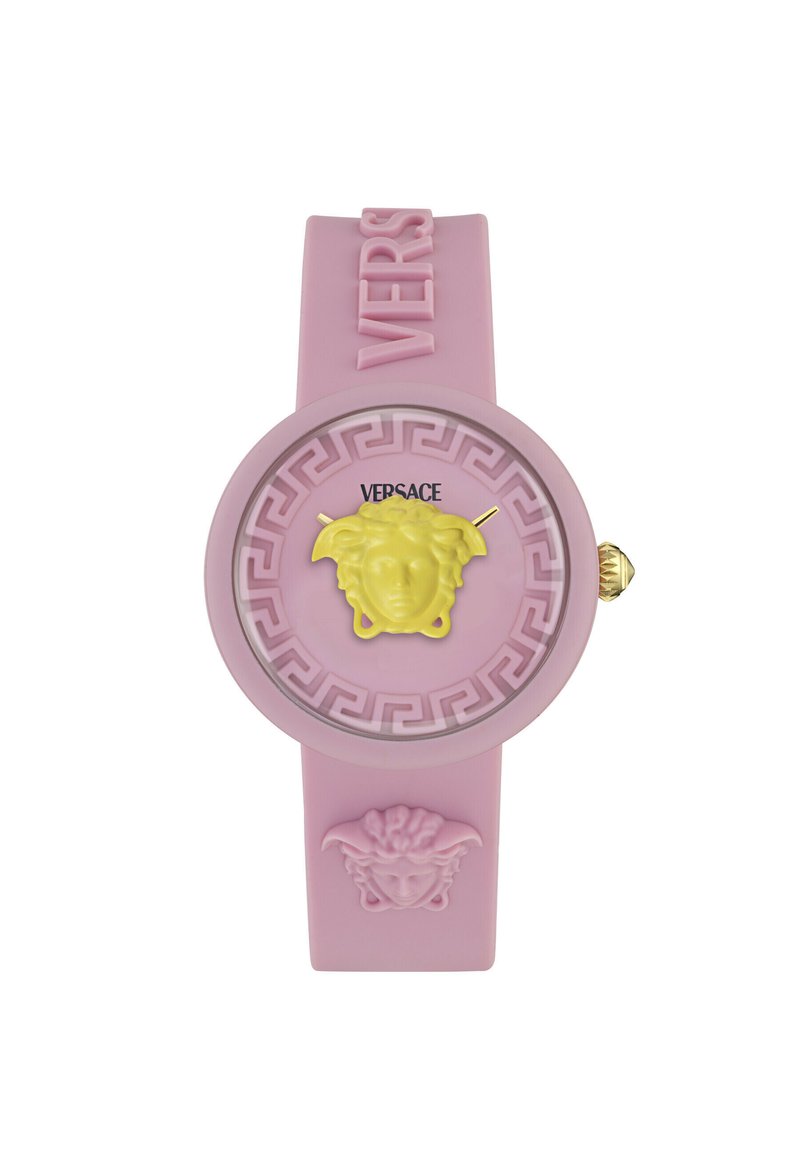 Rozā gumijas pulkstenis ar apaļu seju, uz kuras attēlota dzeltena Medūzas dizaina, zelta rādītājiem un Grieķu atslēgas ornamentiem, ar "VERSACE" zīmolu.