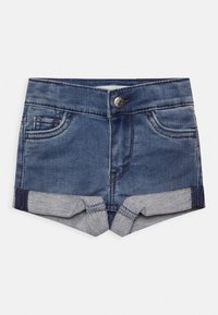 Pantalones cortos de mezclilla en azul medio con un diseño clásico de cinco bolsillos, que cuentan con un cierre de botón de metal y un dobladillo enrollado en azul más claro.
