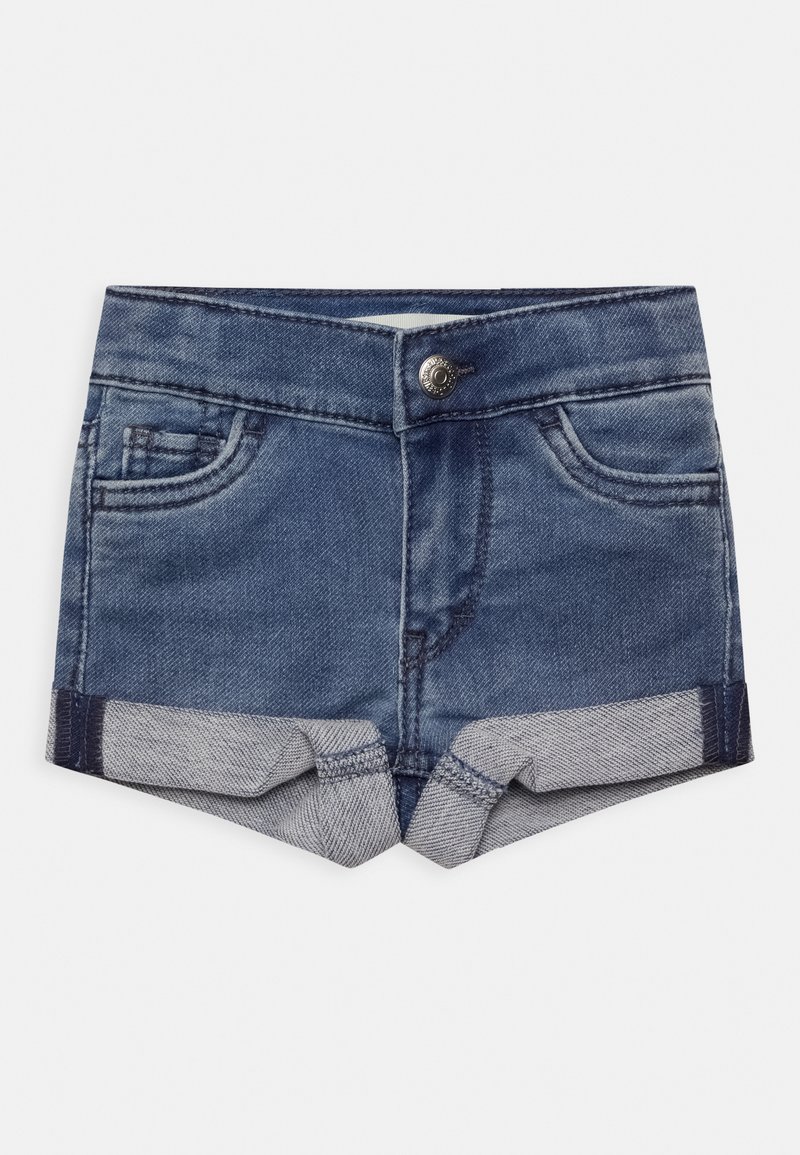 Pantalones cortos de mezclilla en azul medio con un diseño clásico de cinco bolsillos, que cuentan con un cierre de botón de metal y un dobladillo enrollado en azul más claro.