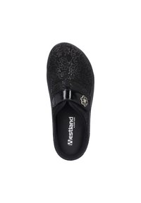 Zwarte instapper met bloemen reliëfpatroon, glanzende zwarte band details en een metallic bloemenaccent op de band. Textured voetbed.