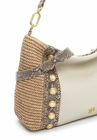 Borsa in pelle e paglia intrecciata beige e marrone chiaro, con motivo strutturato, dettagli in oro e borchie decorative rotonde.