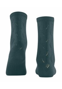 Ciemnoturkusowe skarpetki z prążkowanym mankietem i dzianym wzorem z ukośnymi liniami oraz małymi otworami po bokach.