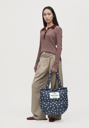 Mads Nørgaard, LIGHT PILLOW BAG UNISEX - Чанта за пазаруване - white/dark blue
