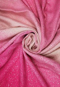 Tessuto con una gradazione di rosa e rosa chiaro, dalla consistenza brillante, con una finitura liscia e dettagli di glitter sparsi.